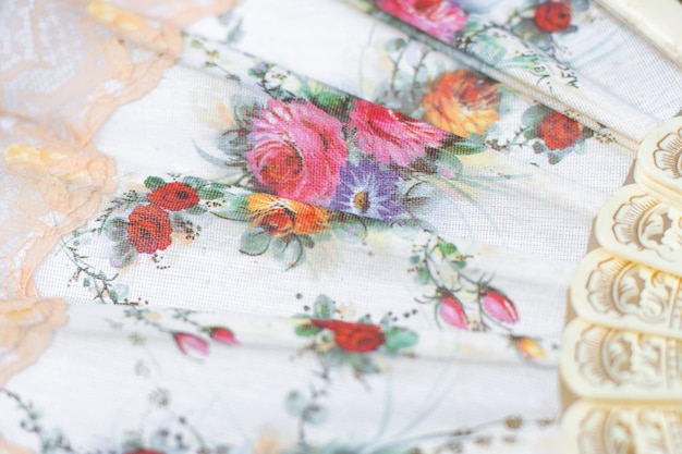 Haft na lnianym obrusie